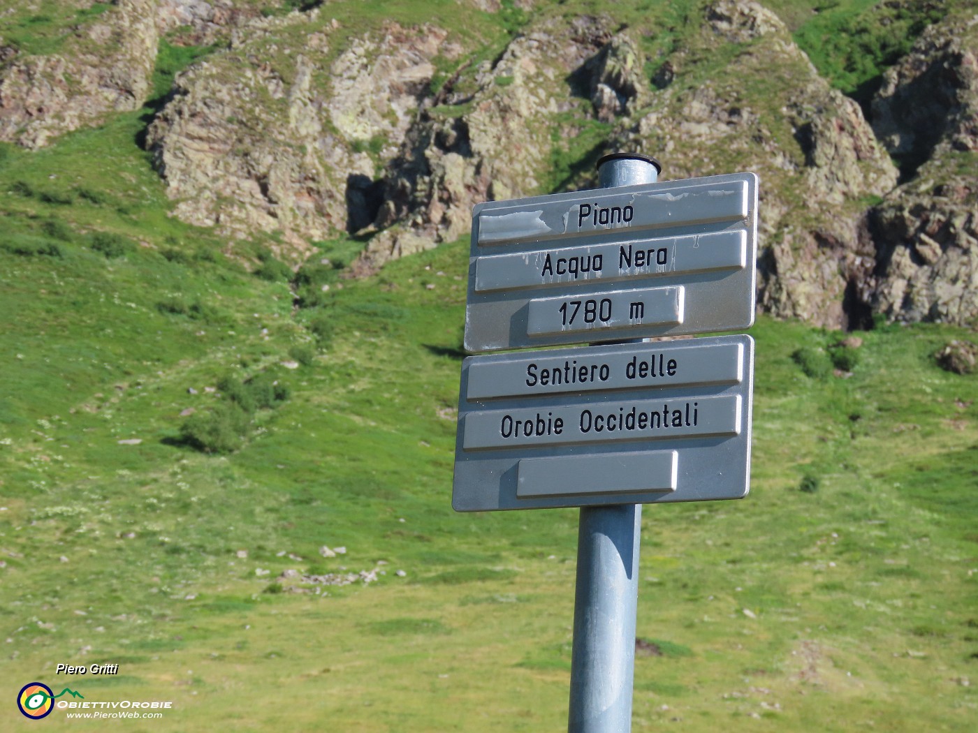 16 Ci abbassiamo al Piano dell'acqua nera (1780 m).JPG